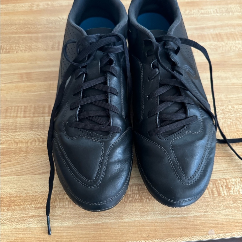 Soccer shoes